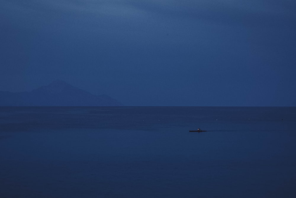 夜の海の真ん中にある孤独なボート