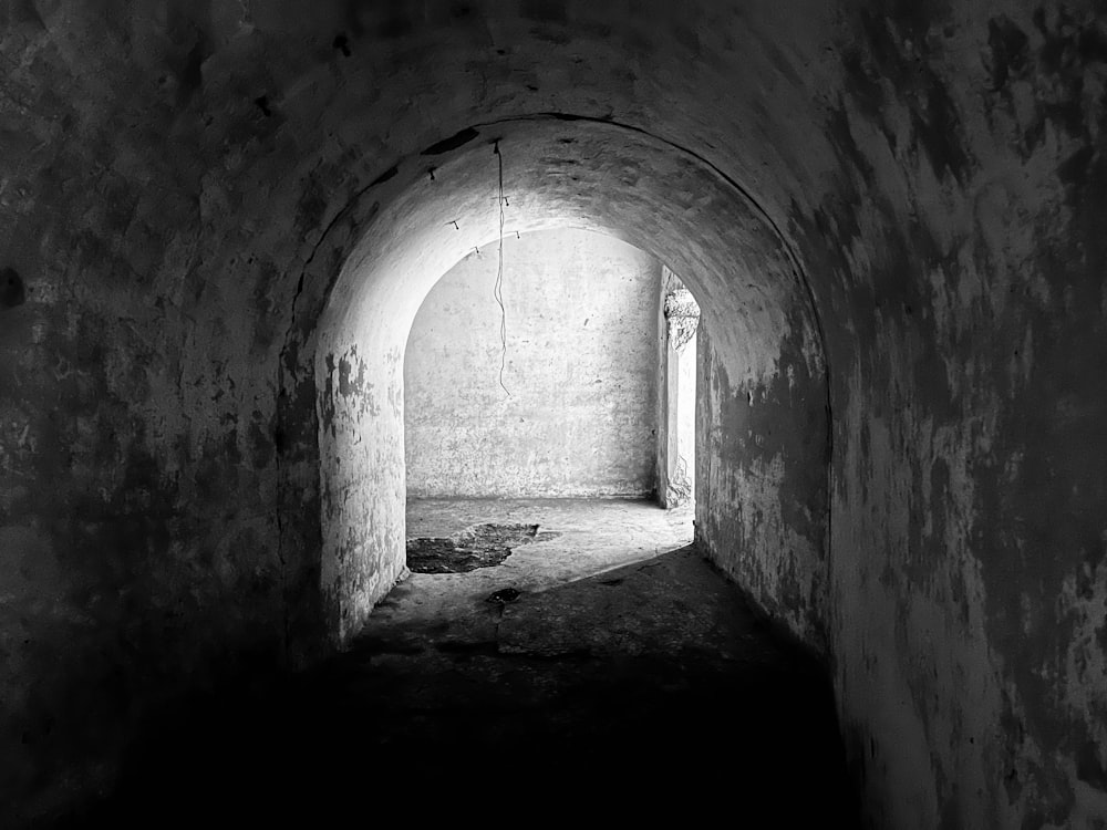 先に光のある暗いトンネル