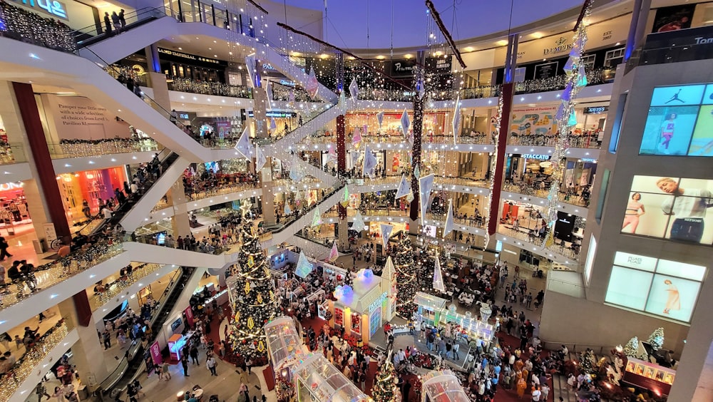 Un centro commerciale pieno di un sacco di gente che passeggia