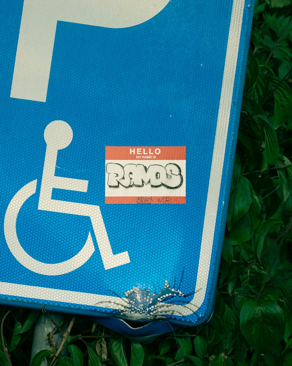 um sinal azul com um símbolo de handicap
