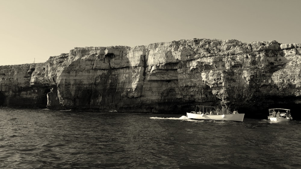 Un bateau dans un plan d’eau près d’une falaise