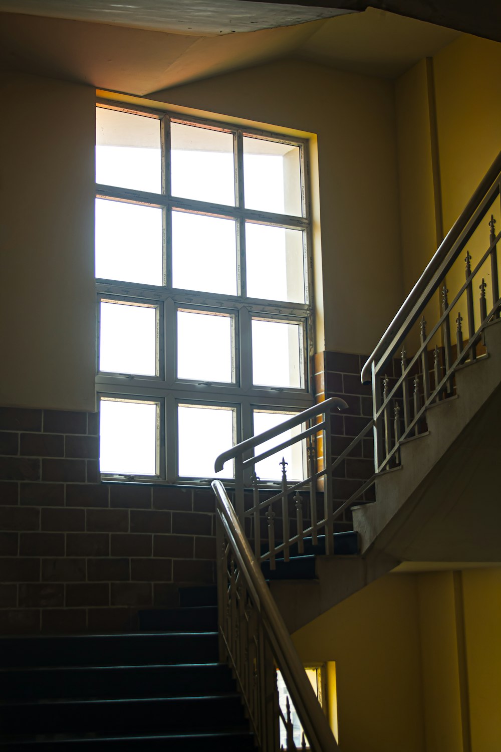 eine Treppe, die zu einem Fenster in einem Gebäude führt