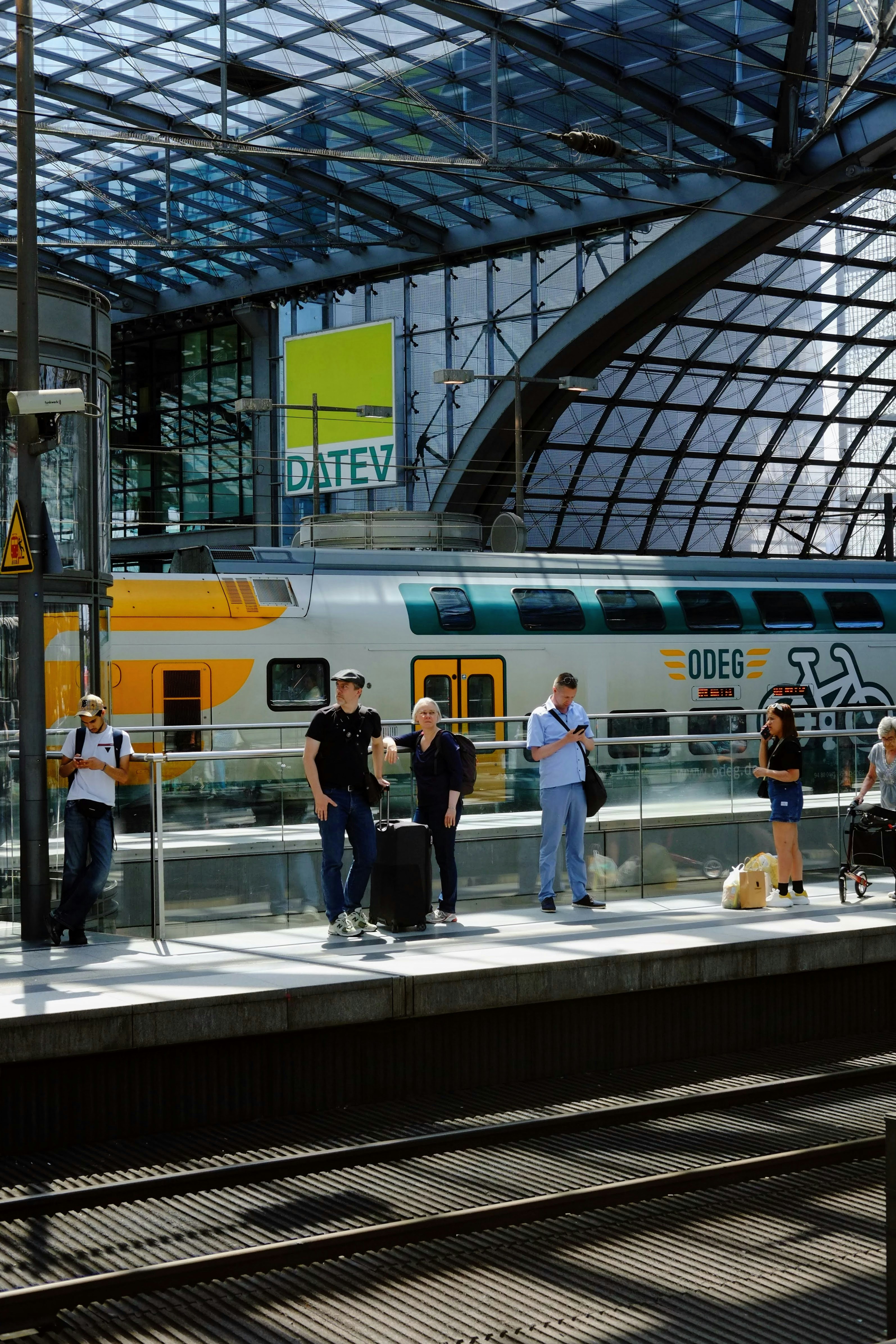 eine gruppe von menschen, die auf einem bahnsteig neben einem zug stehen
