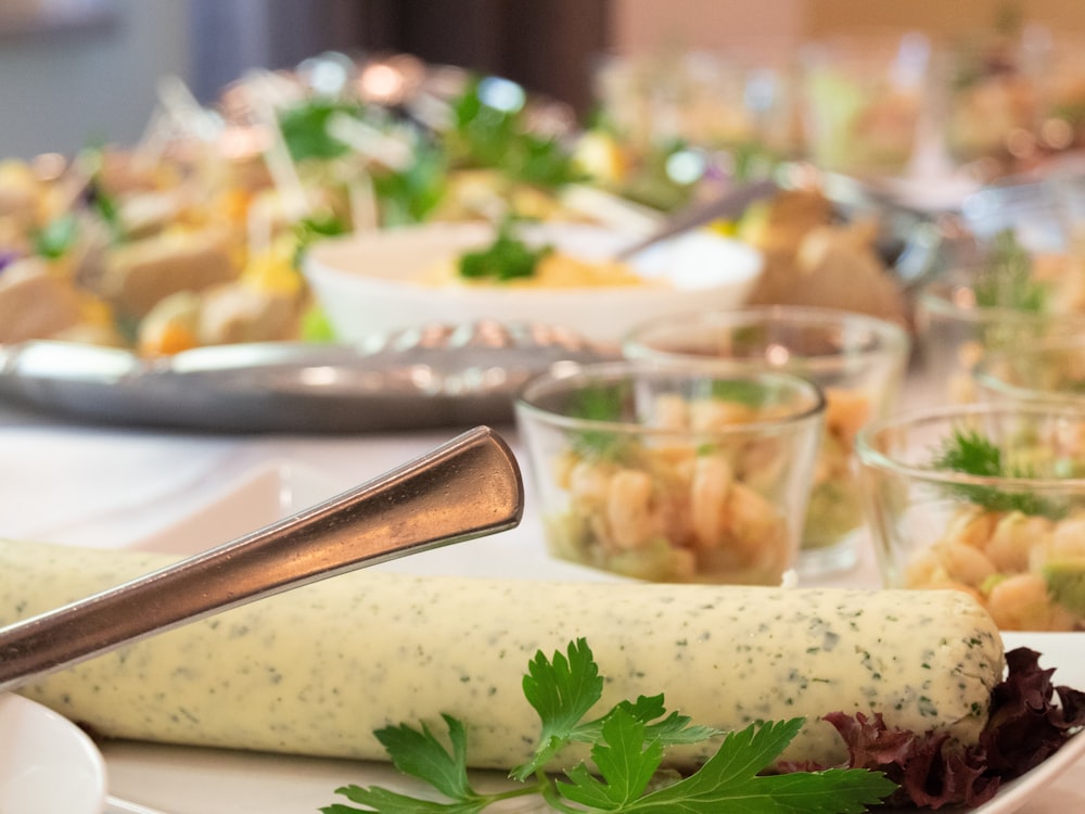 ein Teller mit Essen und einem Messer darauf