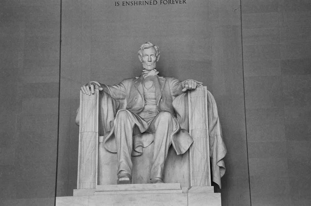 a black and white photo of a statue of abraham lincoln