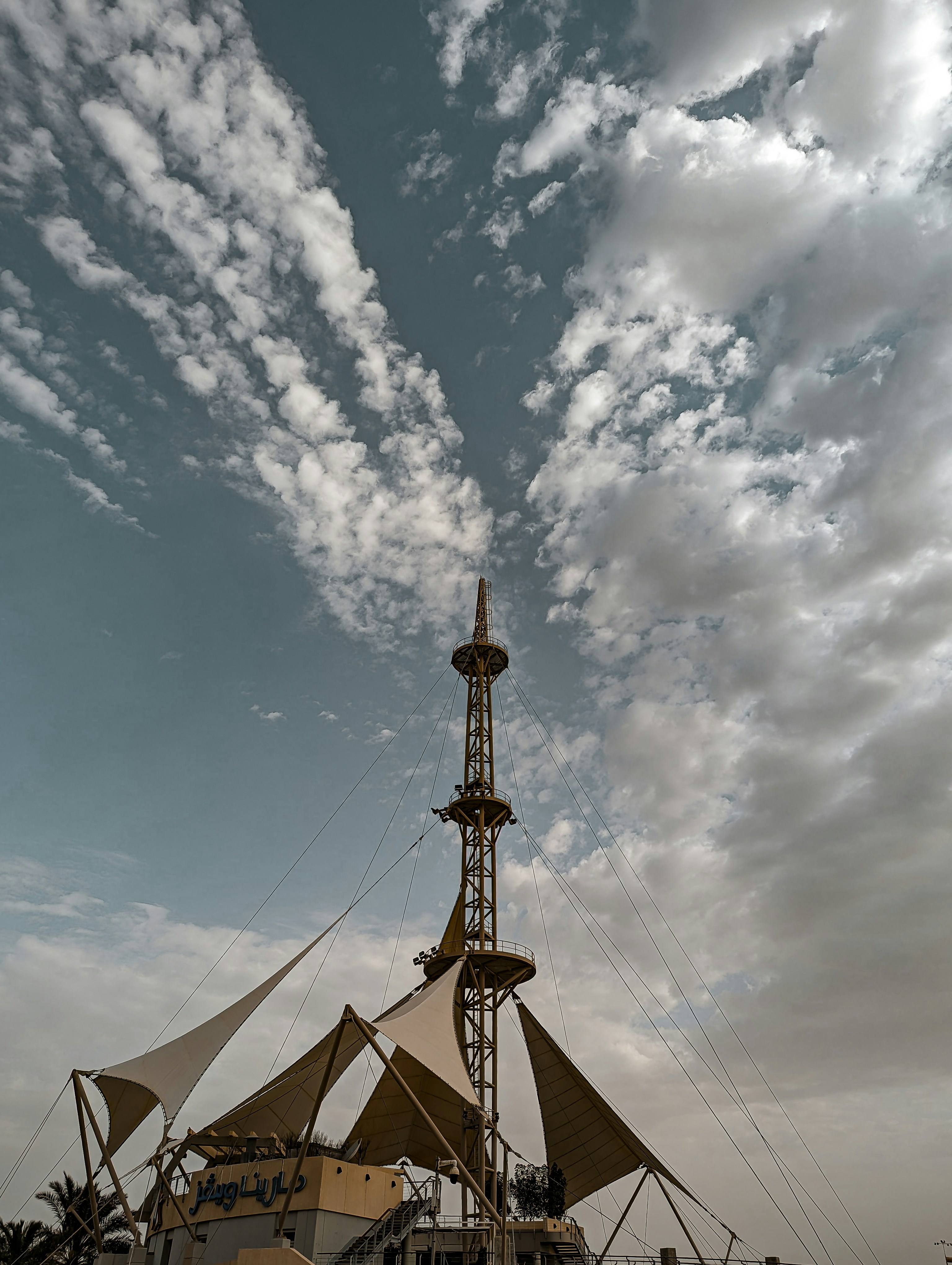 ein hoher Turm mit einer Uhr auf der Spitze
