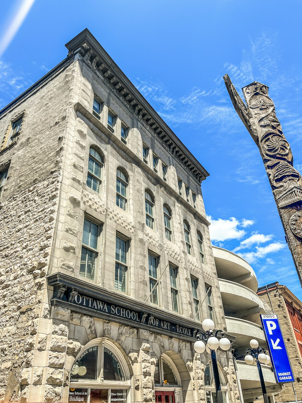 un grand bâtiment avec un panneau bleu sur le devant