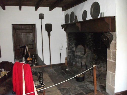 Rustik tarzda dekore edilmiş odada, duvara monte edilmiş asdeko şömine.