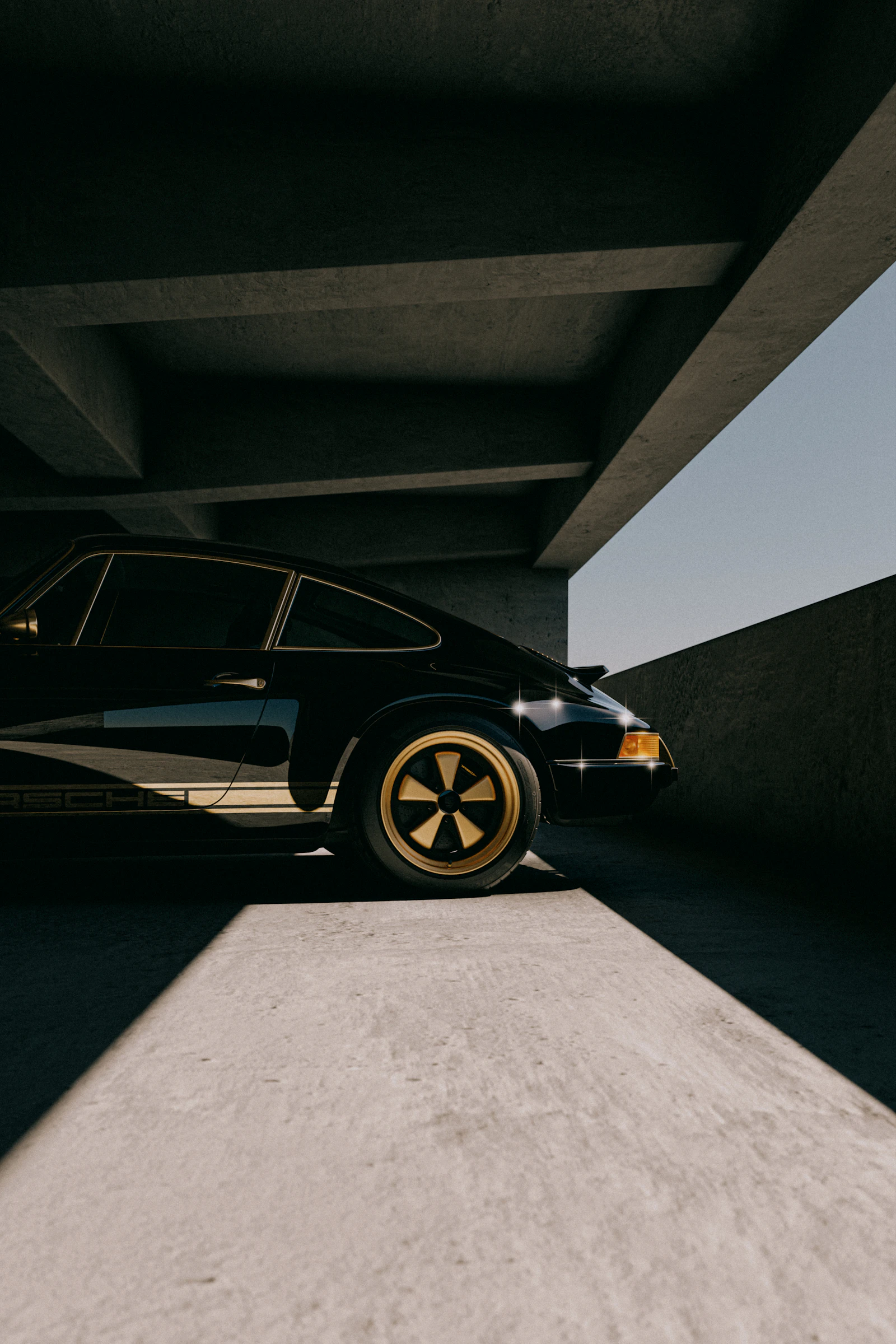 Porsche 911 G-Modell in dunkelgrün mit goldenen Fuchsfelgen