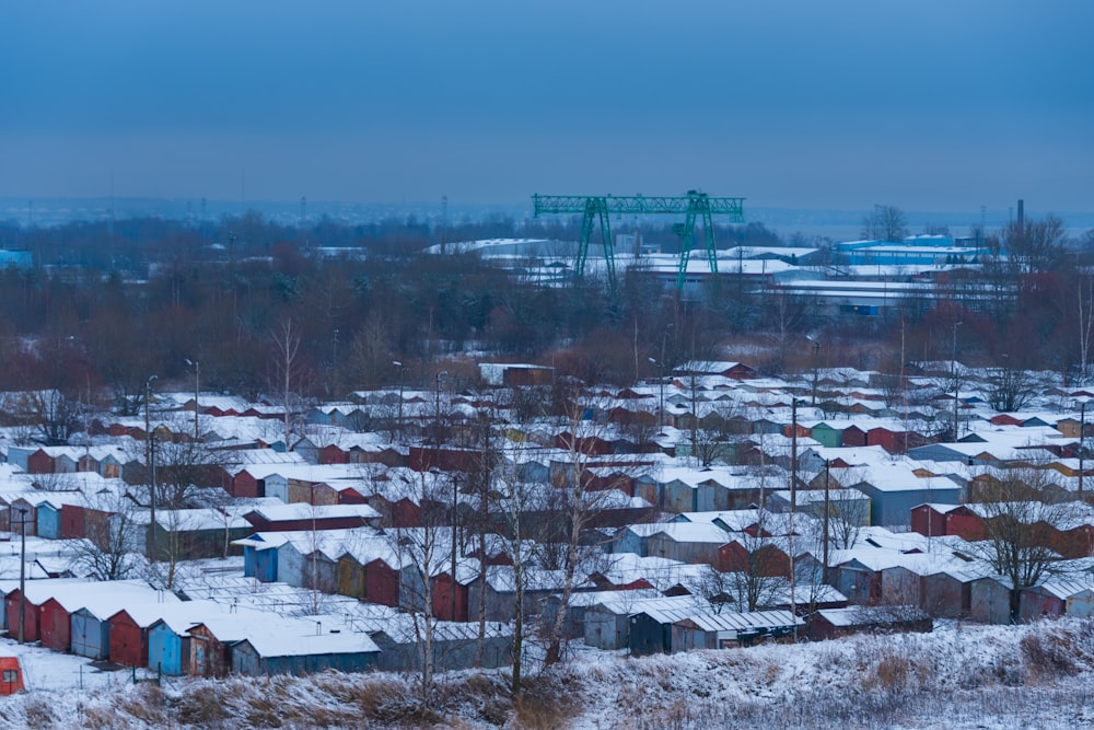 um campo coberto de neve com muitas casas