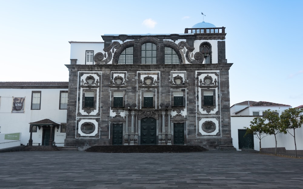 um grande edifício com uma torre do relógio no topo dele