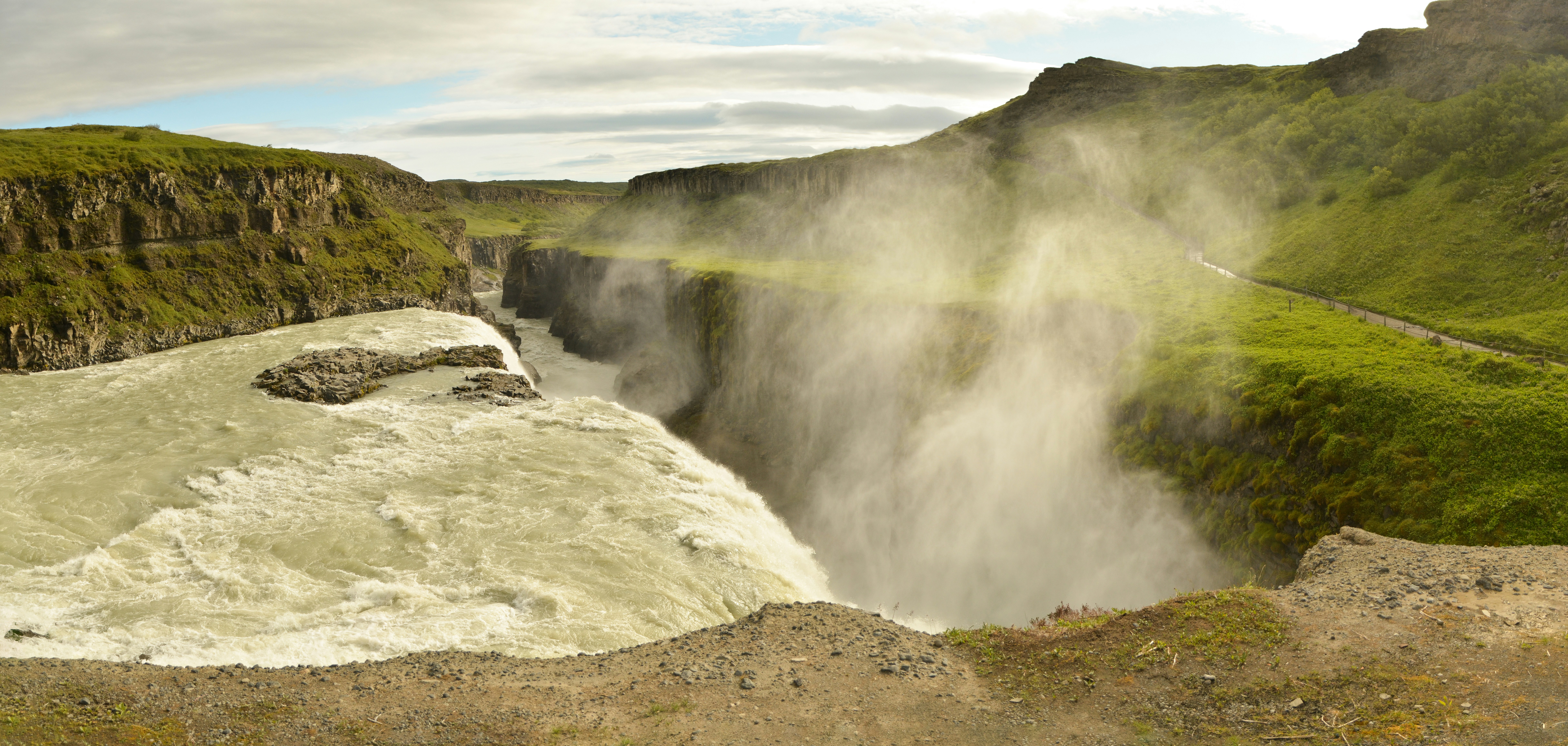 Una vista di una cascata da una scogliera