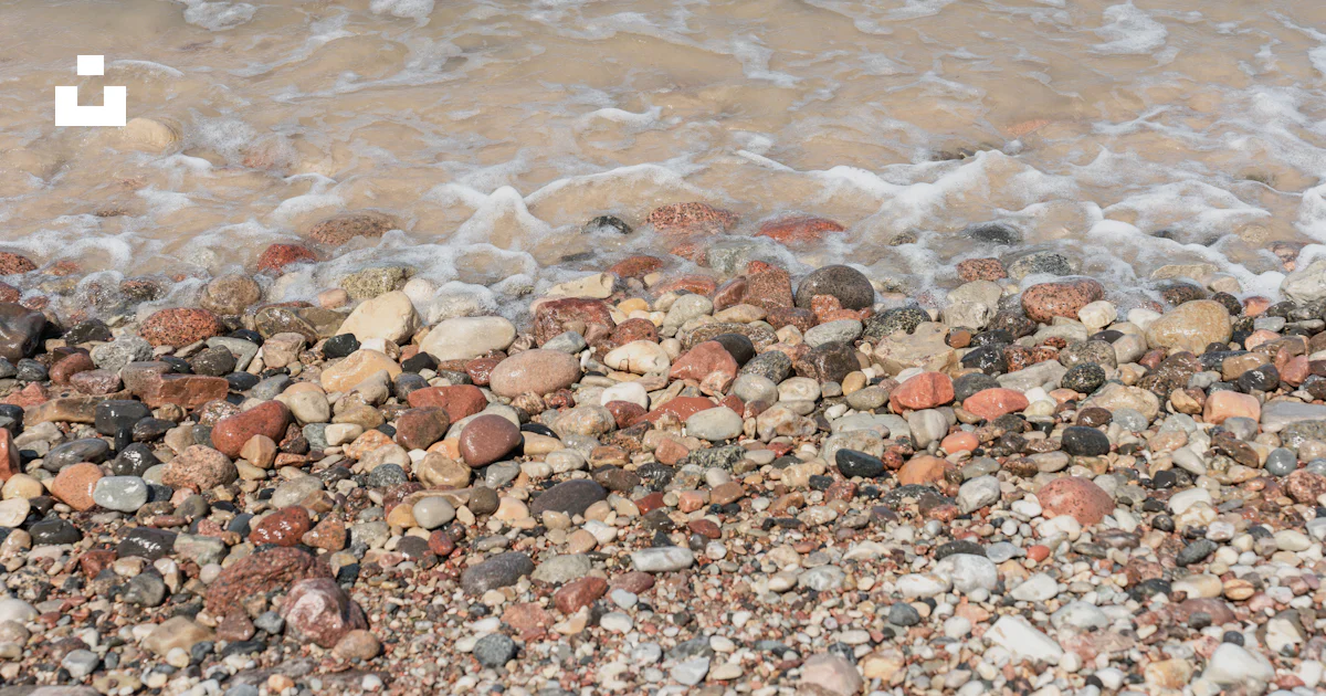 Muchas Rocas Una playa de arena cubierta de muchas rocas foto – Imagen de Playa ...
