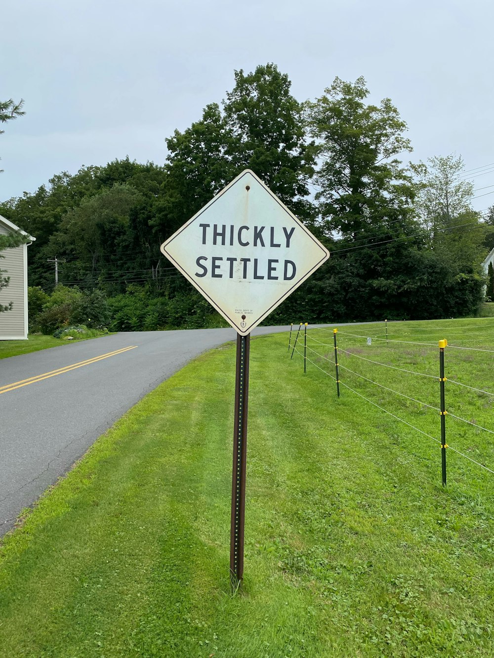 a sign that says thickly settled on the side of a road