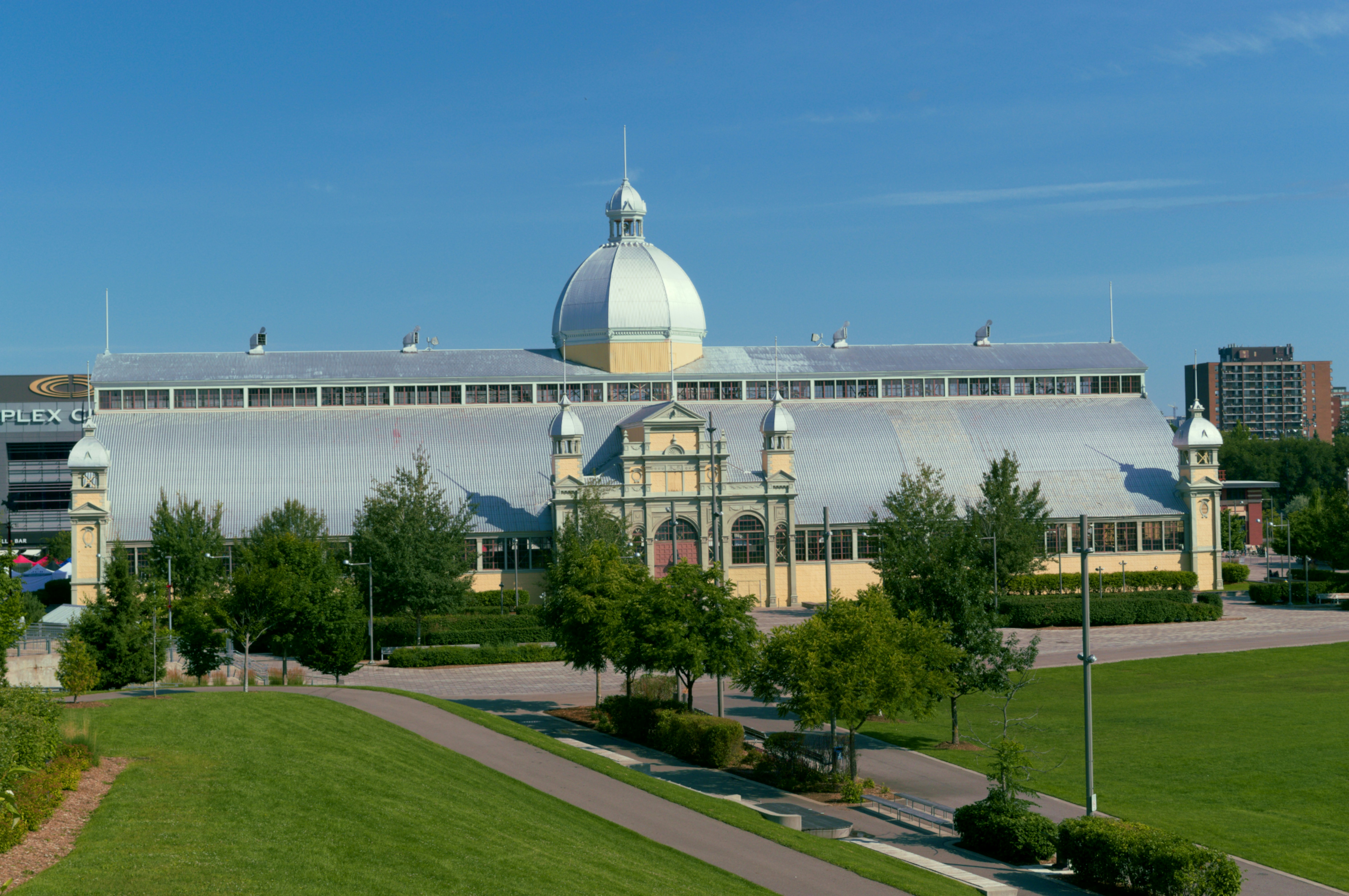 un grand bâtiment avec un dôme au-dessus