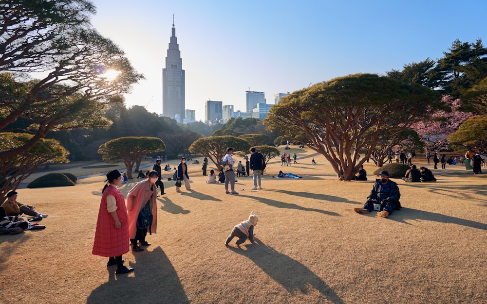 Un grupo de personas sentadas y de pie en un parque