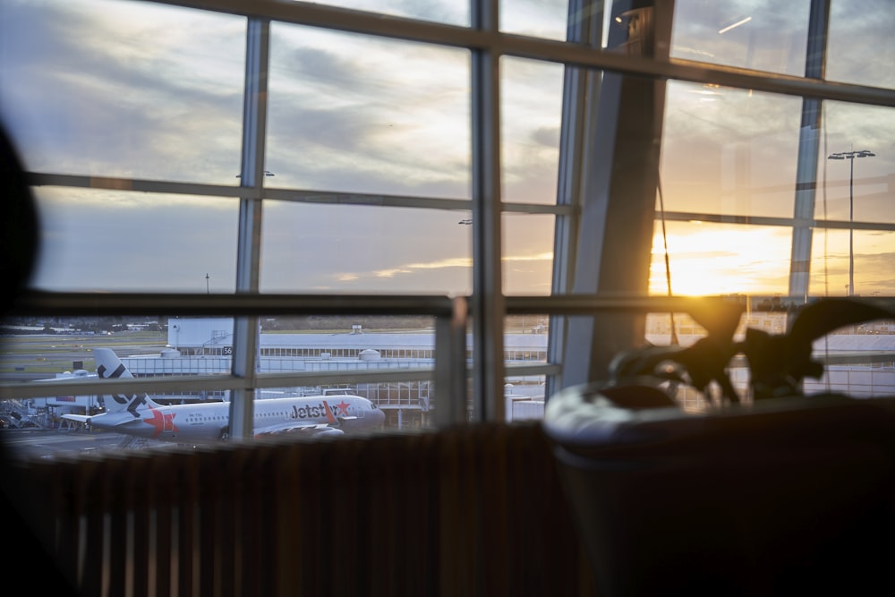 una vista di un aeroporto attraverso una finestra