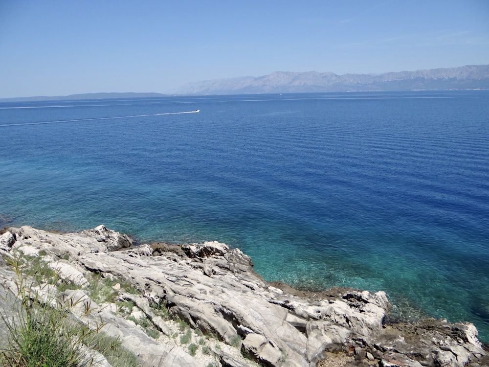 uno specchio d'acqua con una barca in lontananza