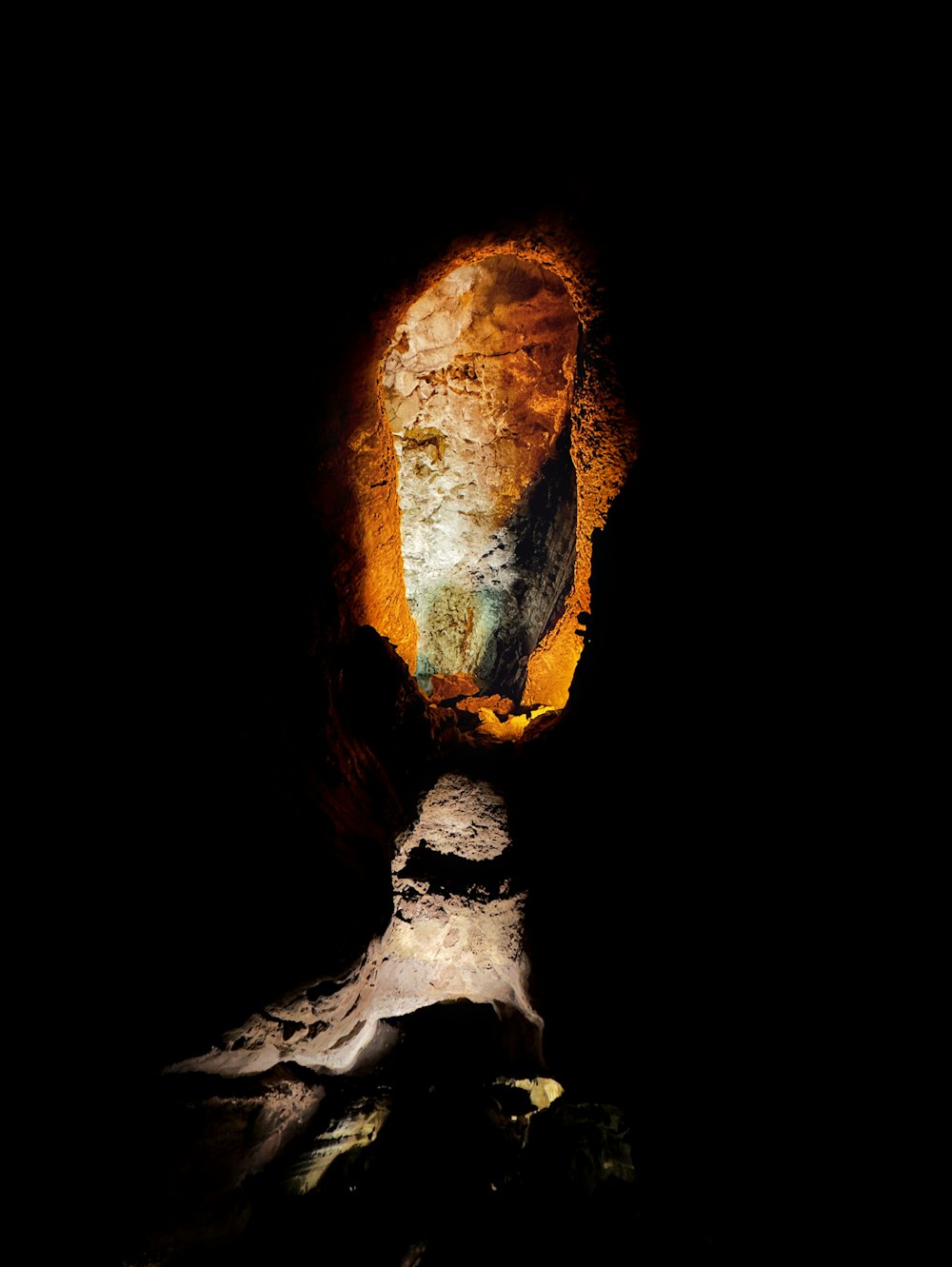 uma formação rochosa no meio de uma caverna escura