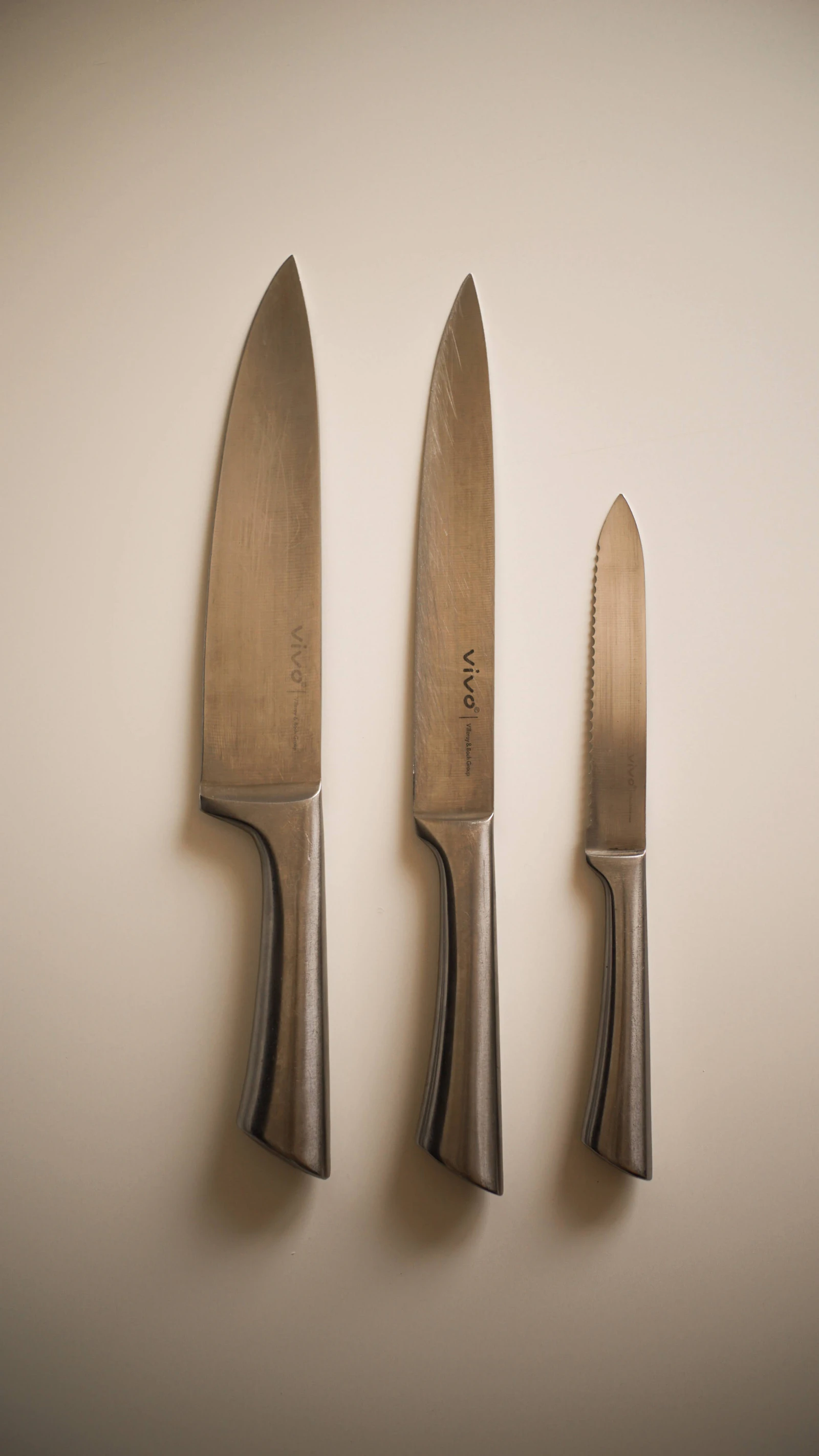 Kitchen knives mounted on a magnetic strip on the wall