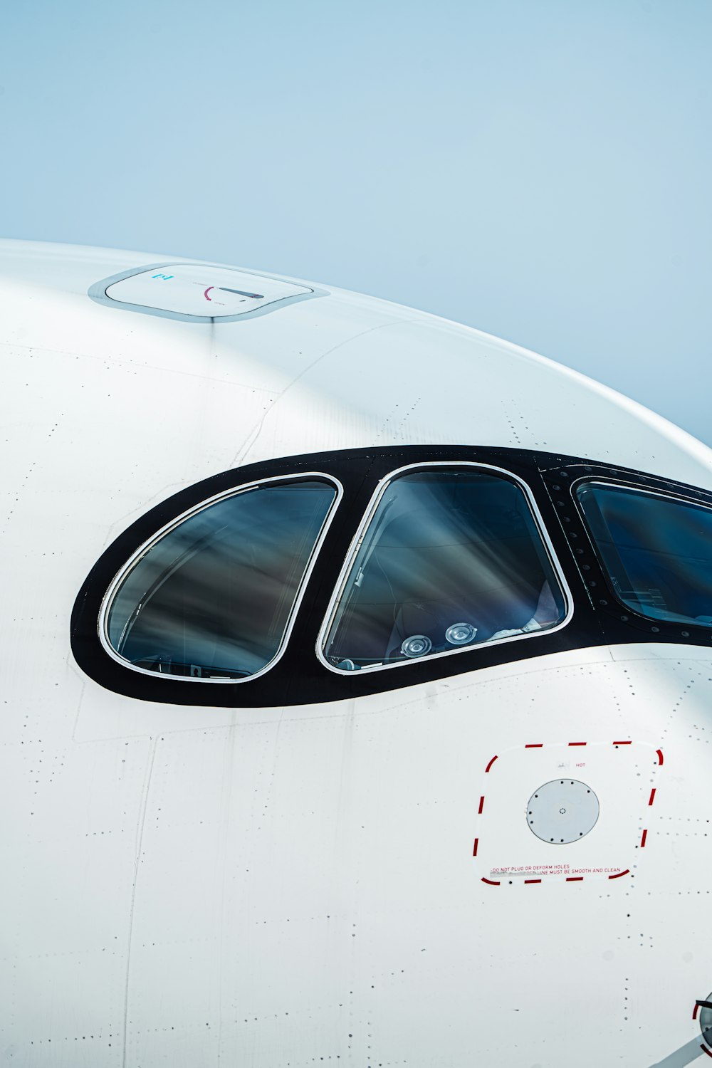 Un primer plano de la cabina de un avión