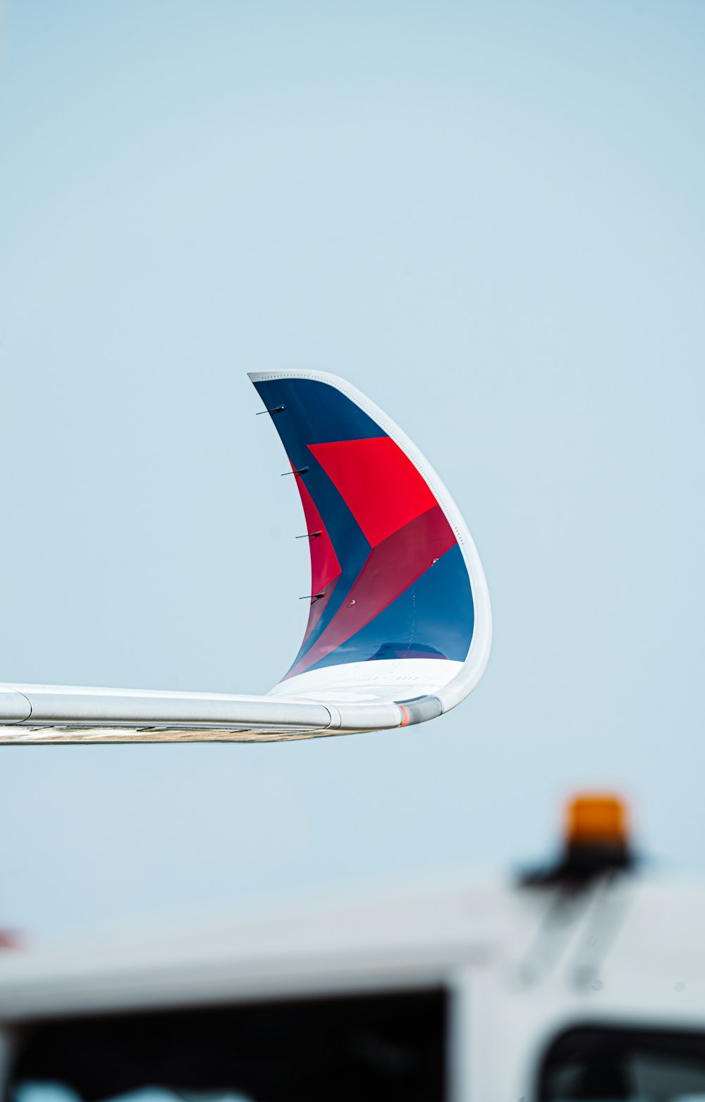 the tail end of an airplane that is flying in the sky