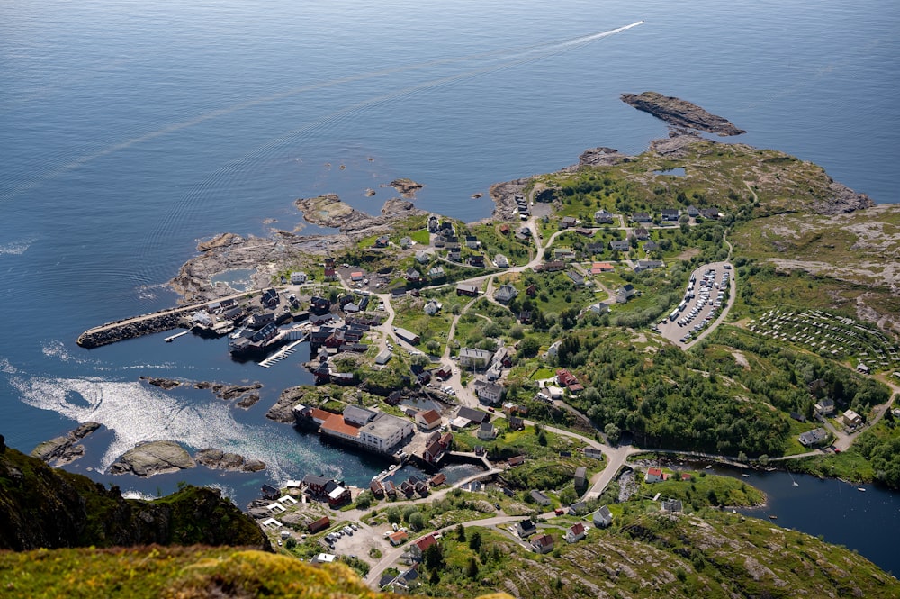 une vue aérienne d’une petite ville au bord de l’eau