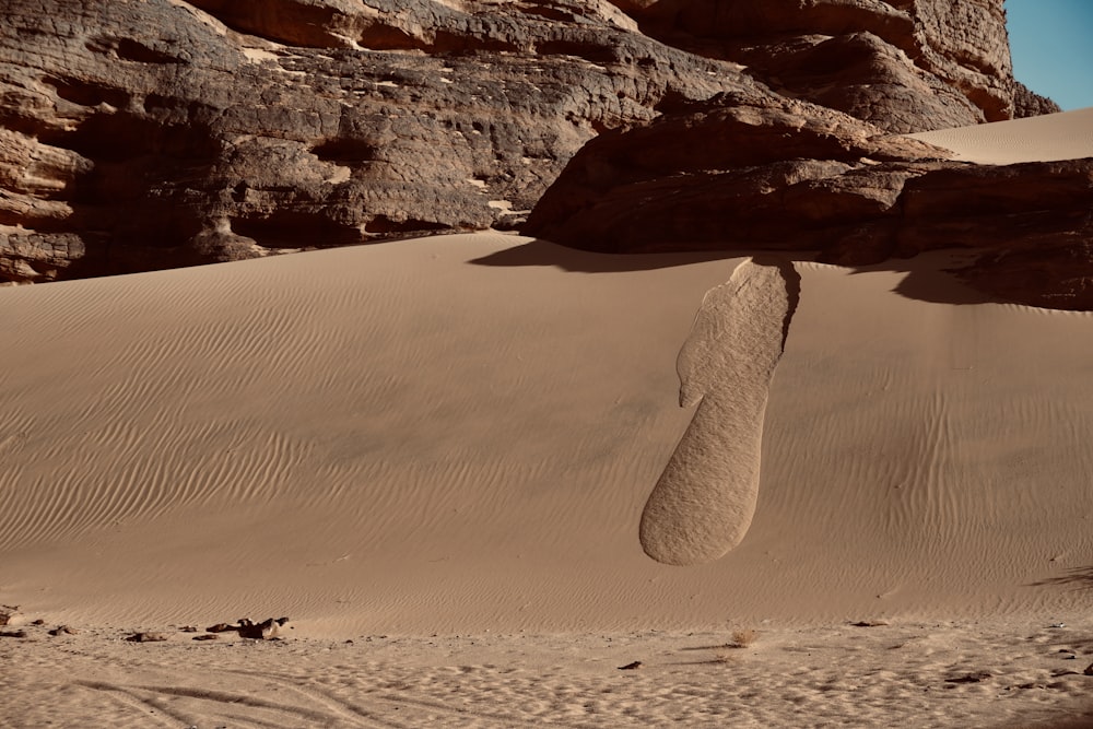 Une grande formation rocheuse au milieu d’un désert