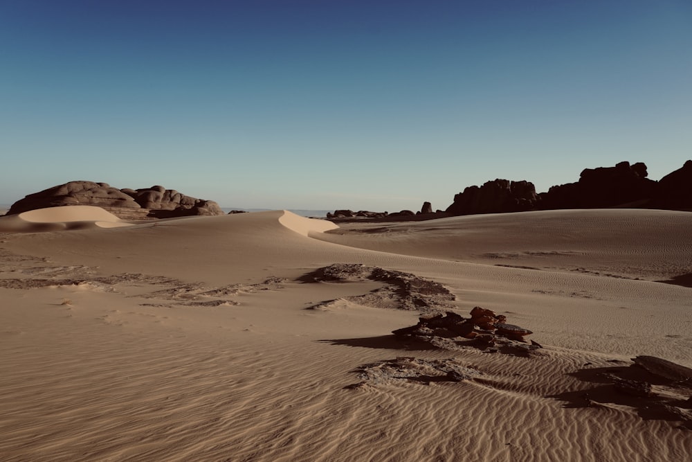 uma paisagem desértica com rochas e areia
