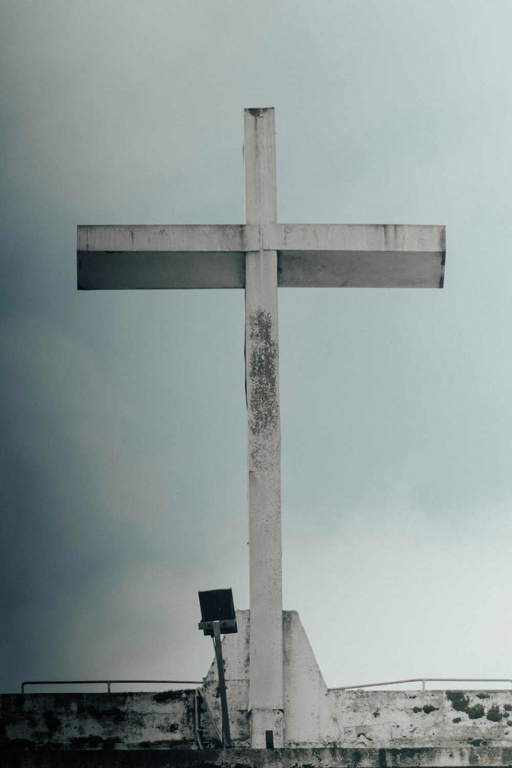 une grande croix blanche au sommet d’un bâtiment
