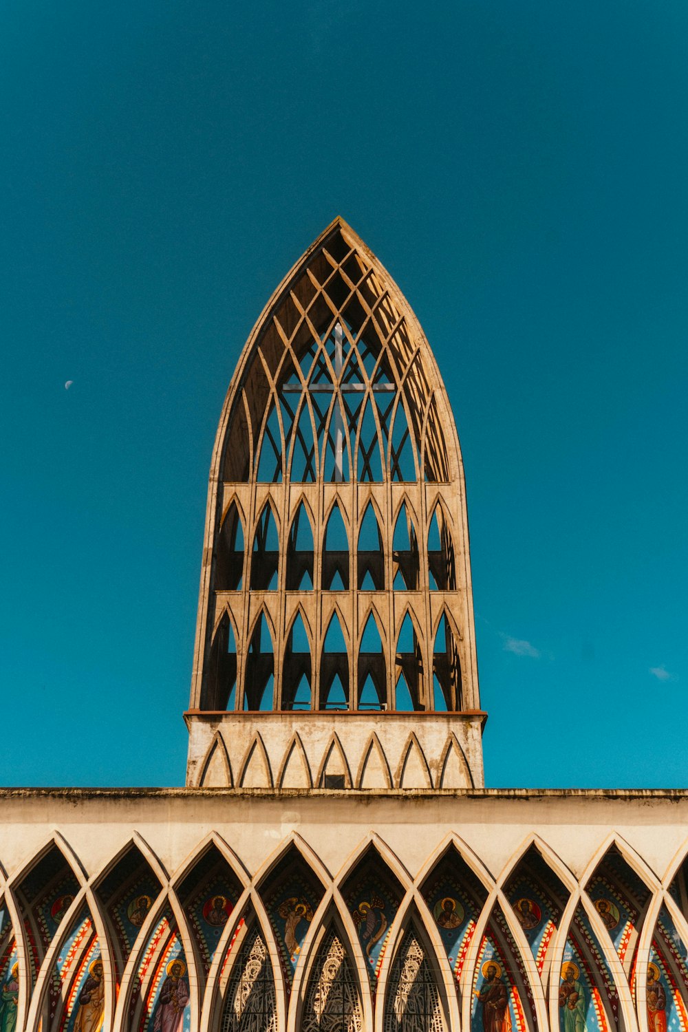 uma grande catedral com um relógio ao seu lado