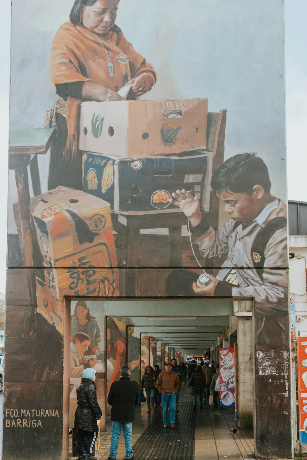 Un gran mural de un hombre y una mujer en el costado de un edificio