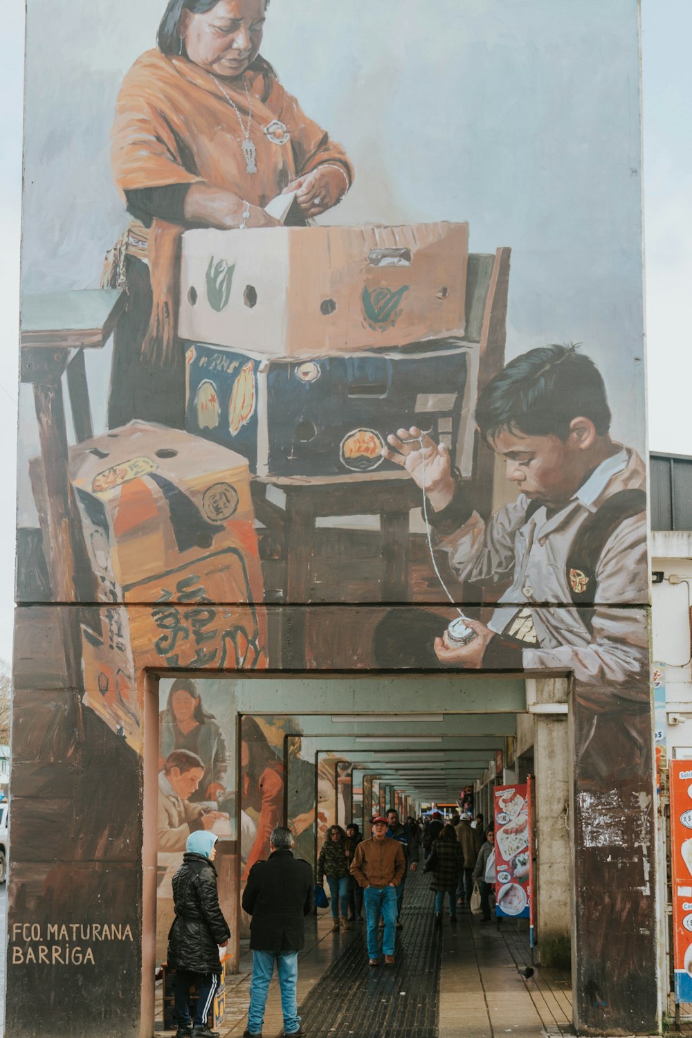 Un grande murale di un uomo e una donna sul lato di un edificio