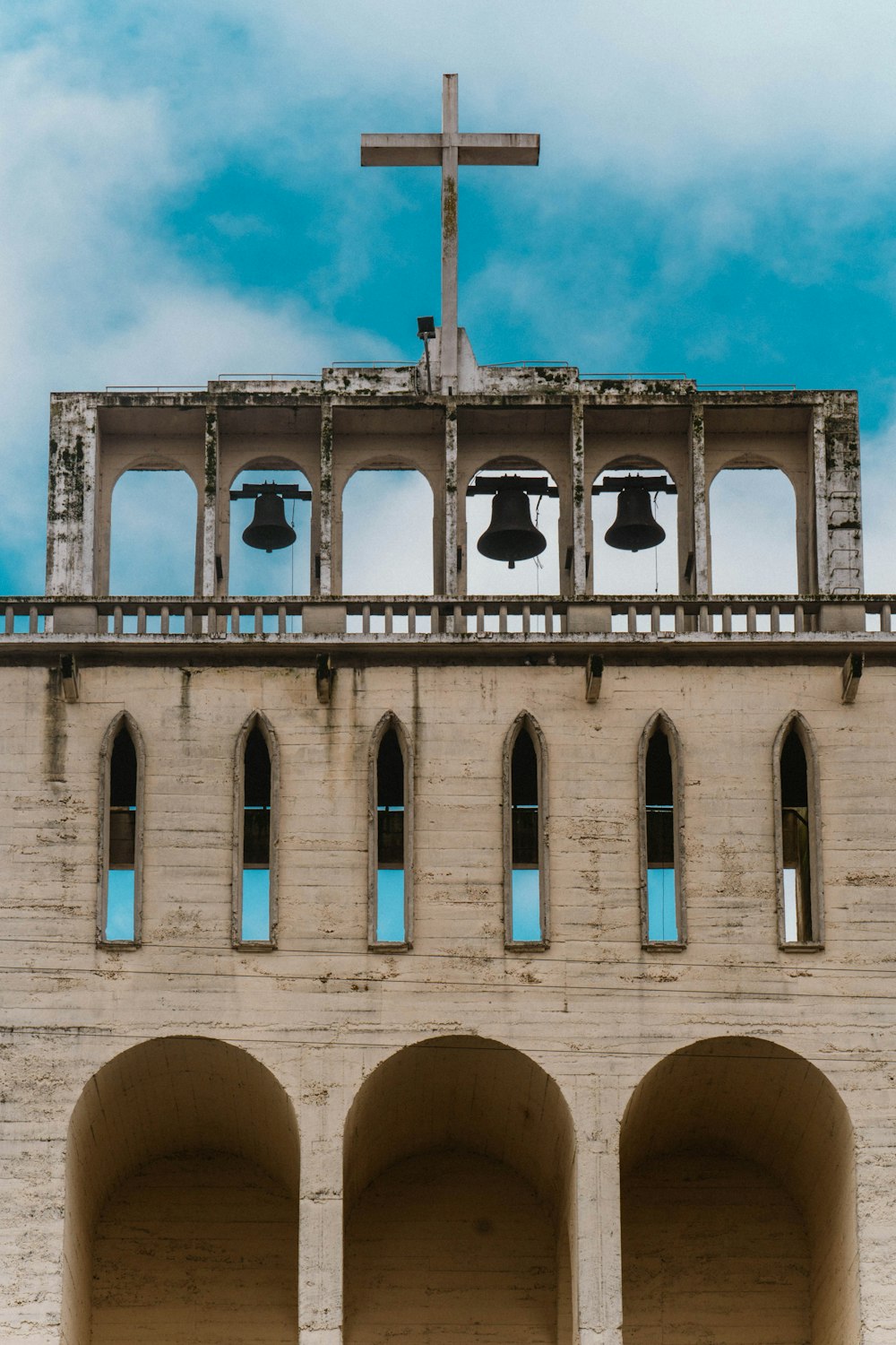 una chiesa con una croce in cima