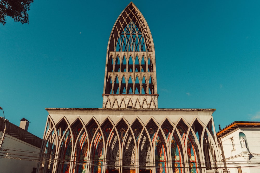 Una chiesa con un alto campanile e vetrate