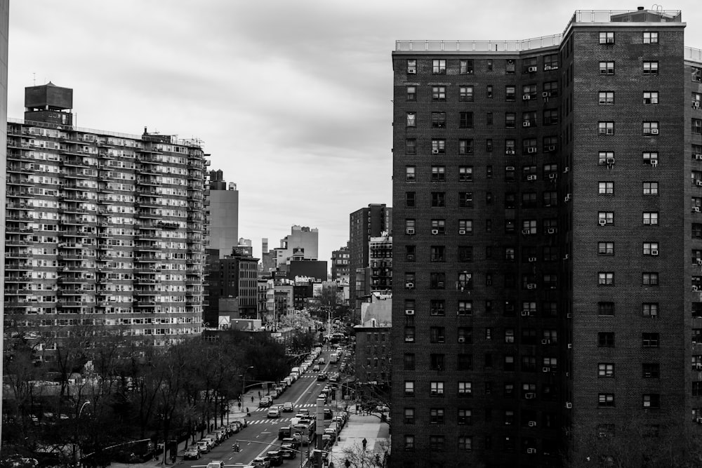 a black and white photo of a city street