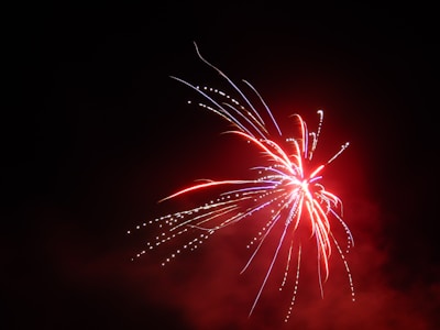 Фейерверк с крупными красными и синими шарами в небе