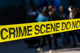 Bande de police jaune sur une scène de crime de nuit, chaîne YouTube true crime Dark Stories