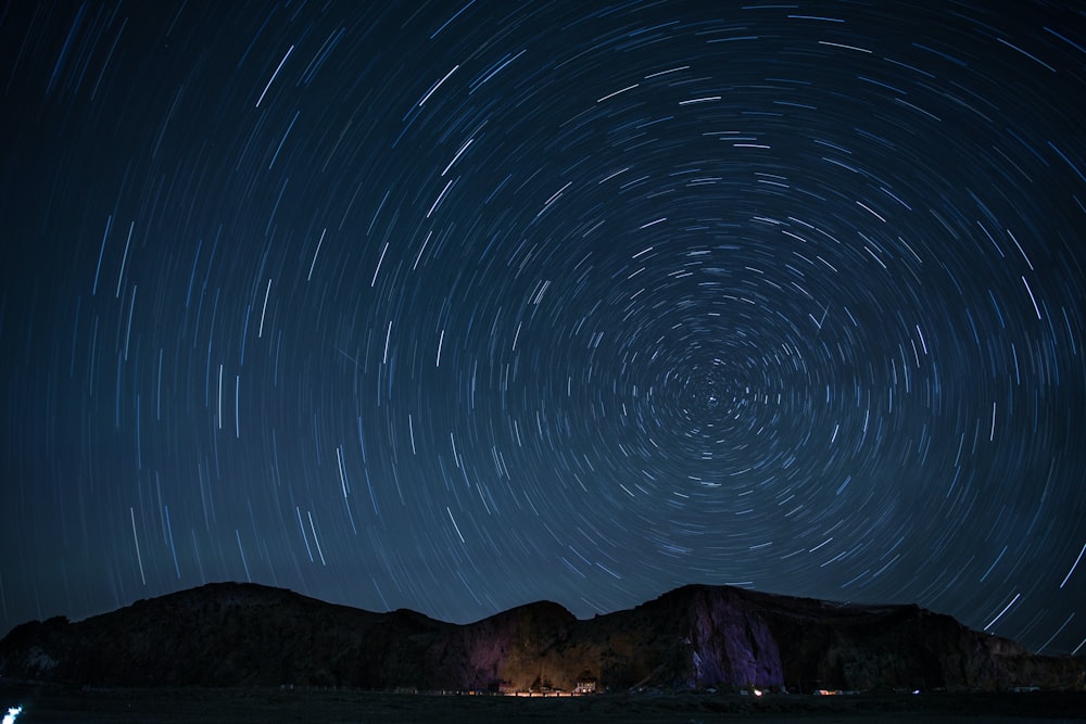 El cielo nocturno con muchas estrellas en el cielo