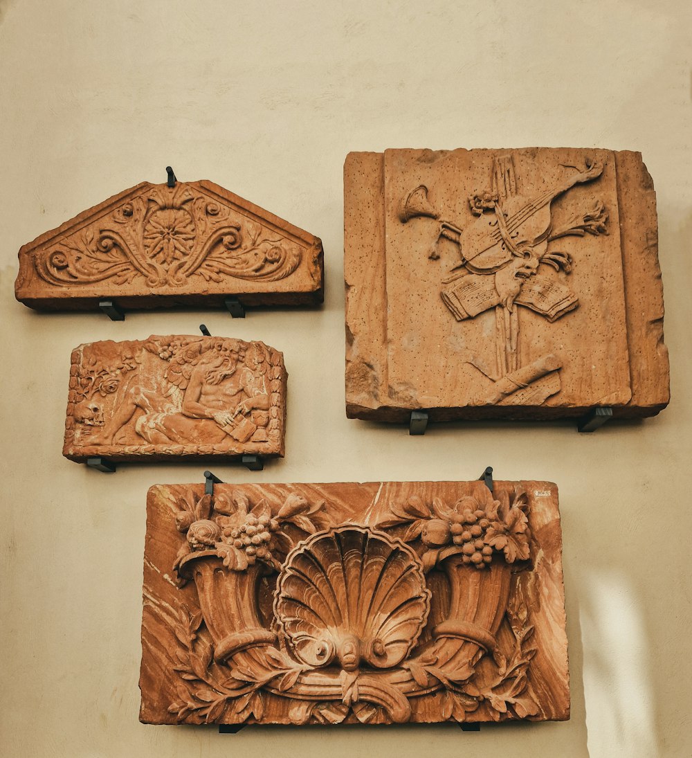 un groupe de plaques de bois sculptées sur un mur