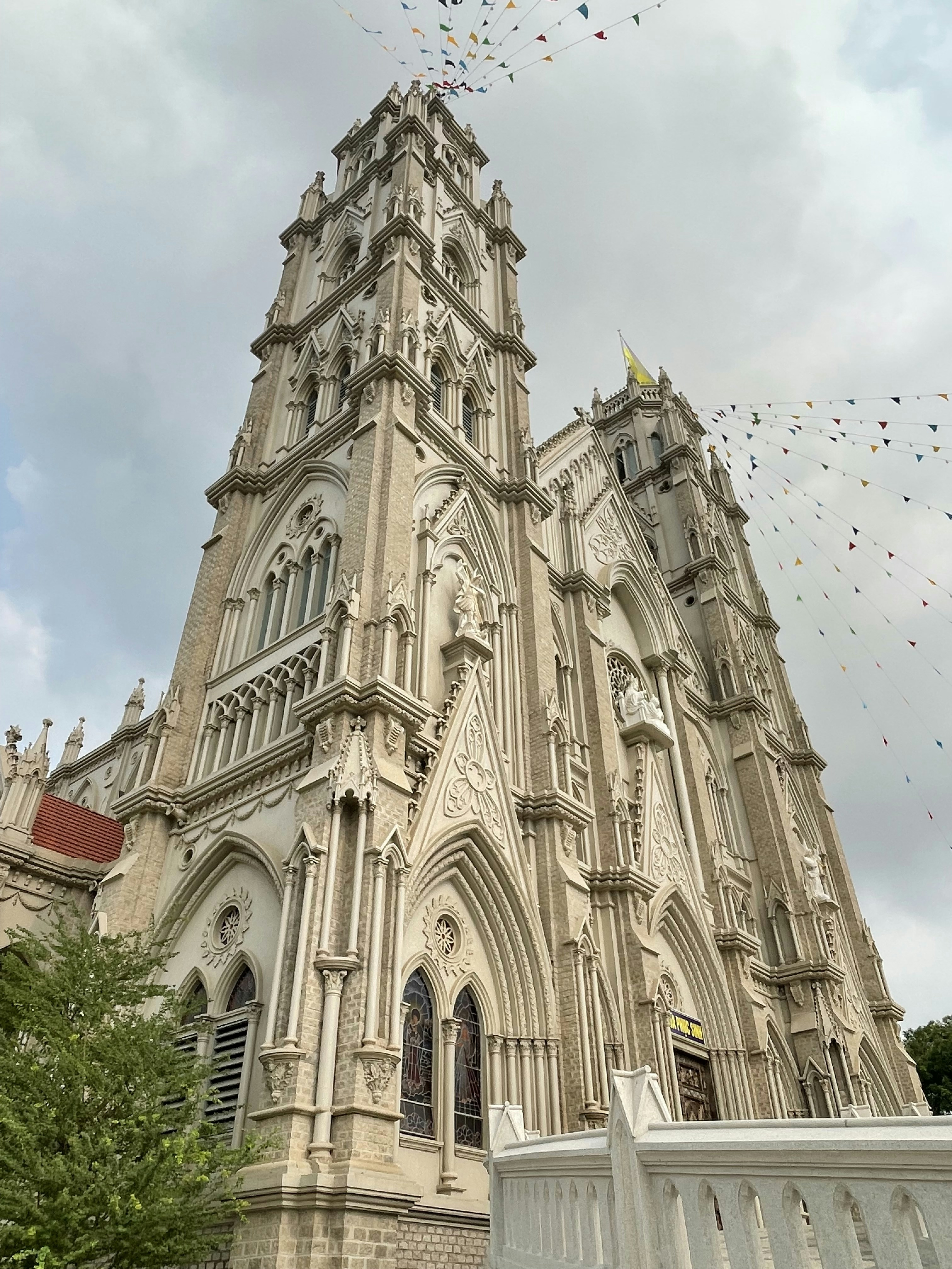 Un edificio muy alto con un reloj en su lado