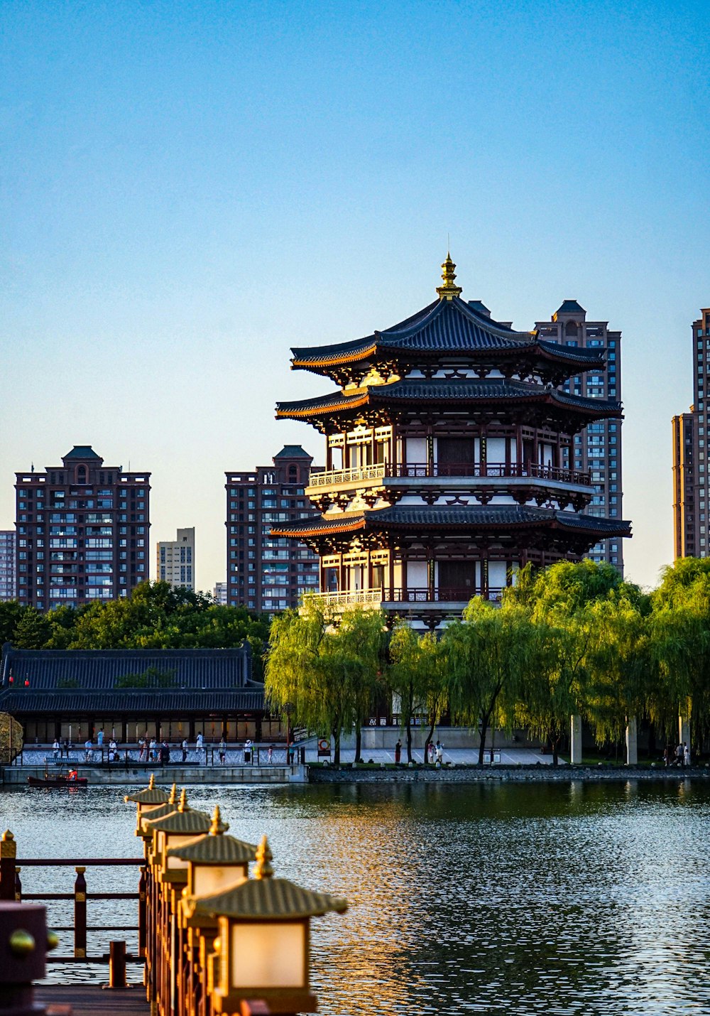 Un gran edificio sentado en la cima de un lago junto a edificios altos