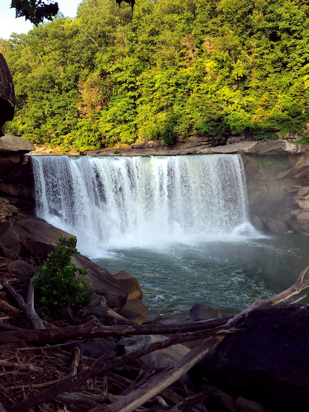 une cascade avec une grande quantité d’eau qui en sort