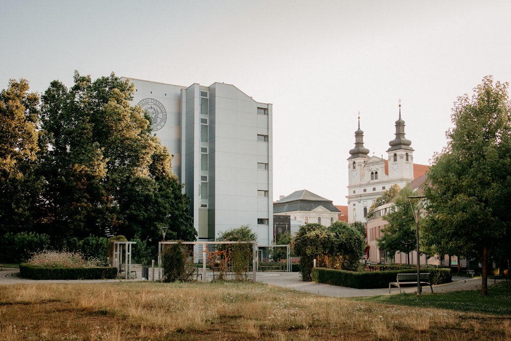 ein großes Gebäude mit einer Uhr an der Seite