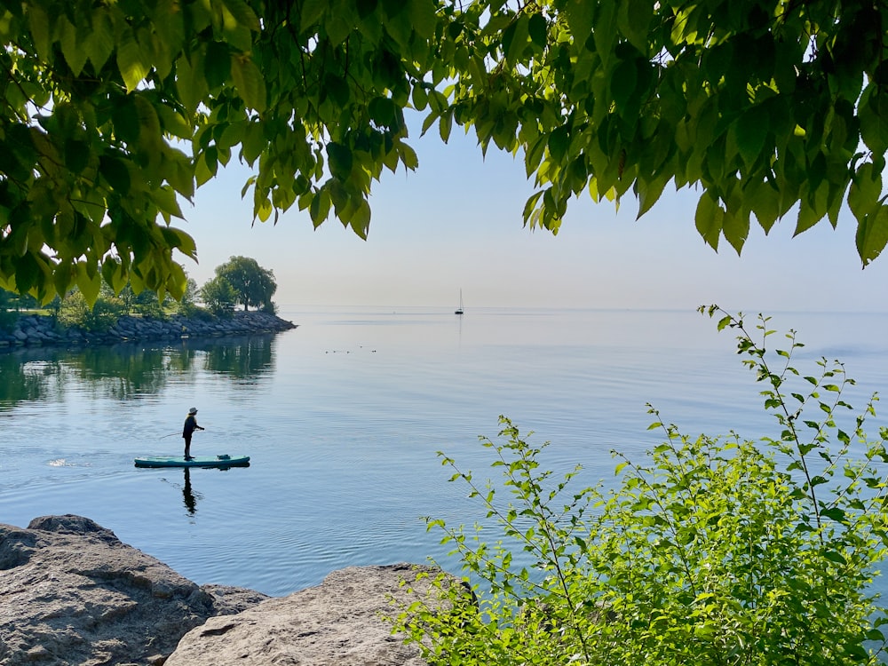 Una persona su un kayak nell'acqua