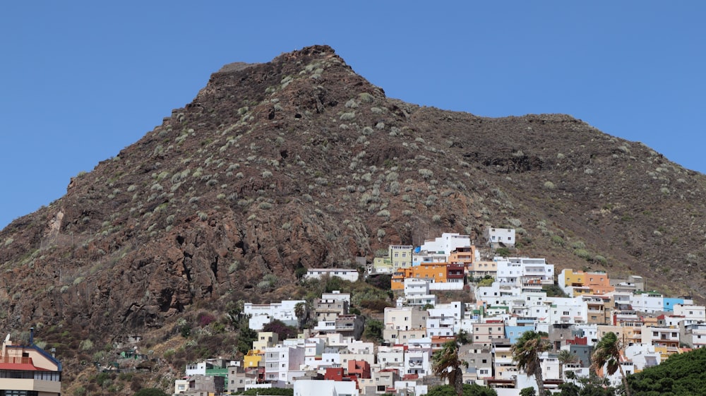 Una montagna molto alta con un mucchio di edifici su di essa