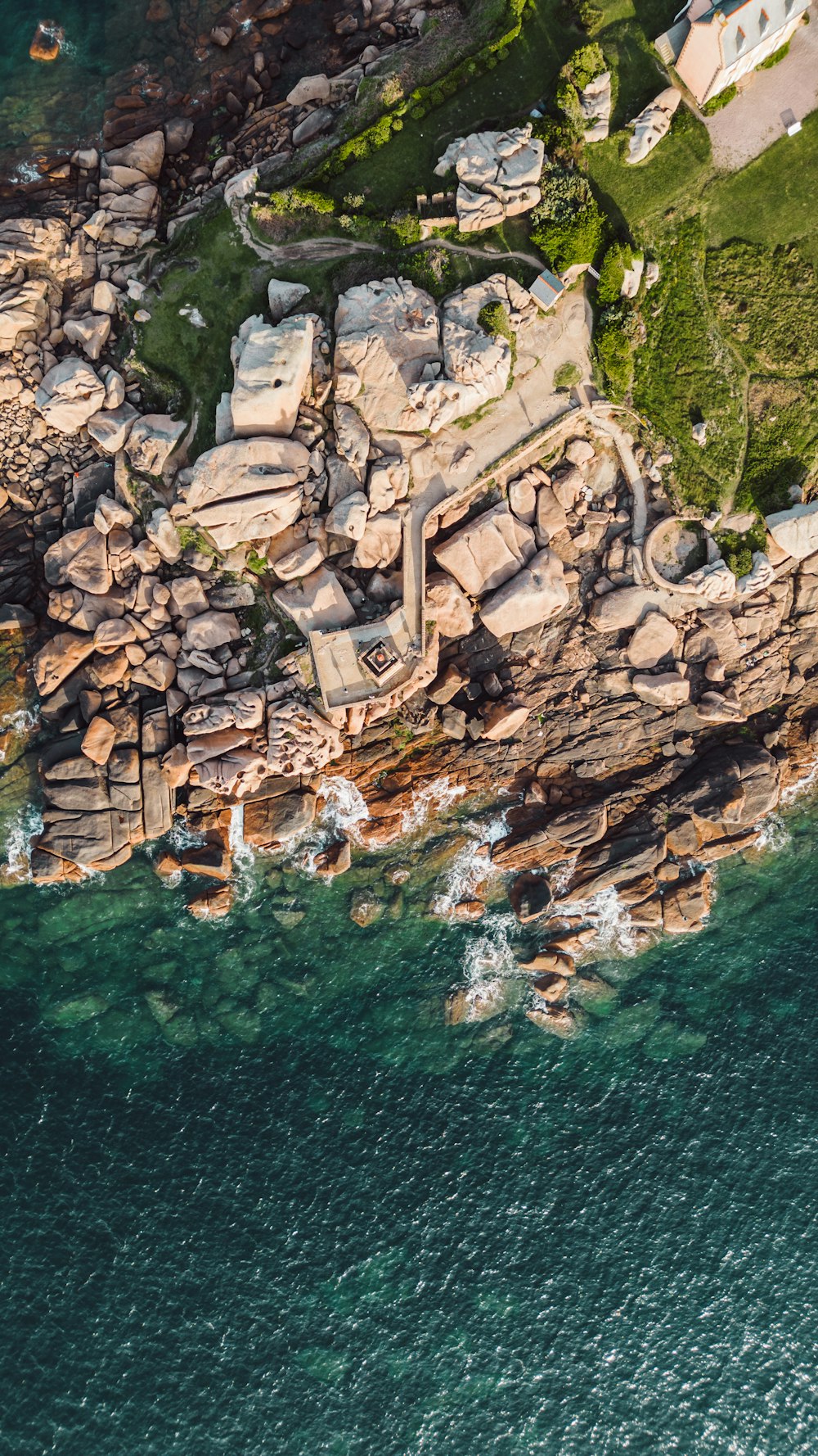 海の近くの大きな岩層の空中写真