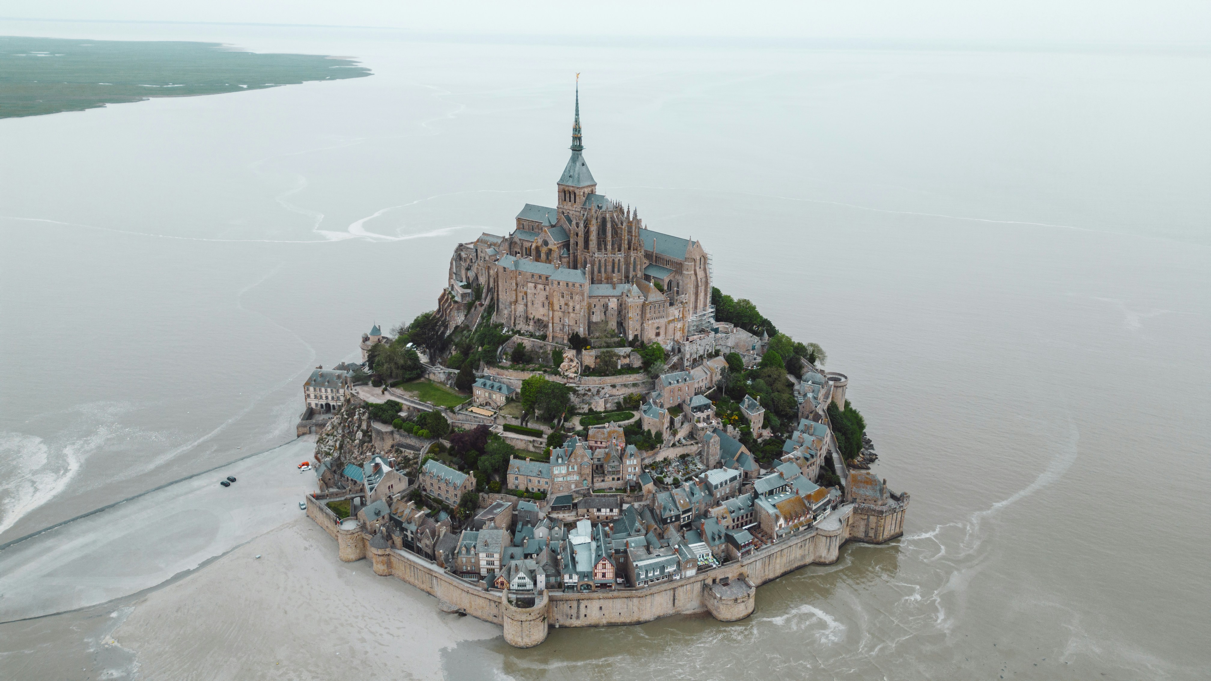 Una vista aérea de un castillo en medio del agua