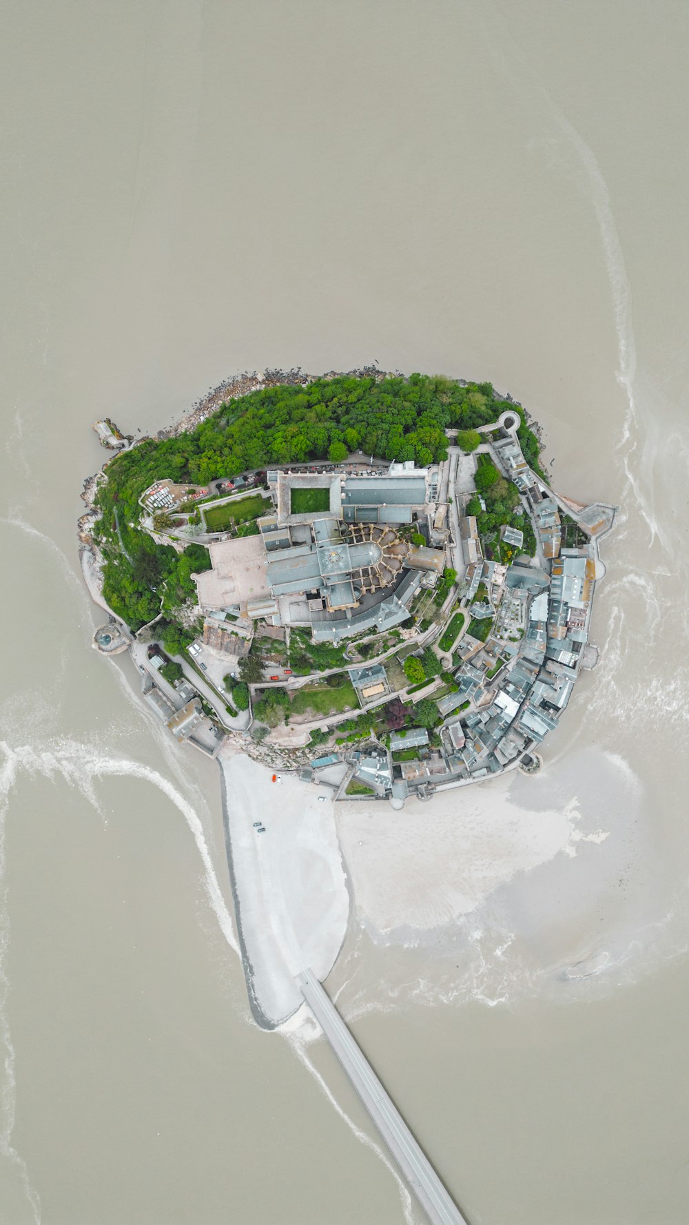 une vue aérienne d’une île dans l’eau