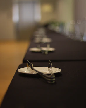 An elegant catering setup with black and antrasit tableware at a stylish event.